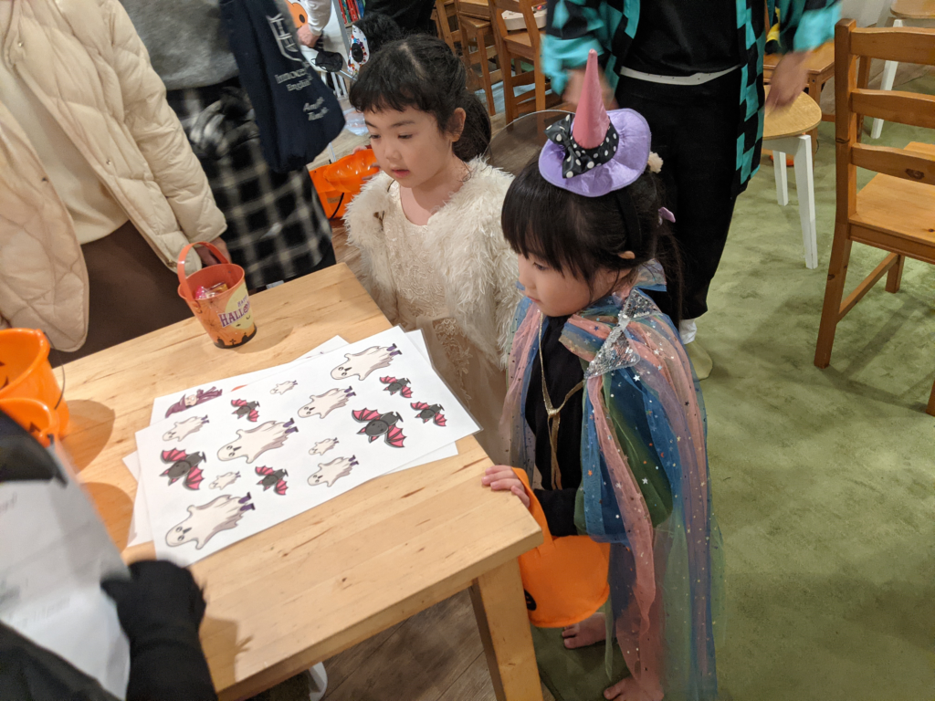 🎃 2025 Trick or Treating イベント👻 3 「英語を学ぶ」から「英語で学ぶ」レベルを目指す。アメリカ人女性がオーナーの英会話スクール。CLIL、Flipped Classroom(反転レッスン)を東北でいち早く導入