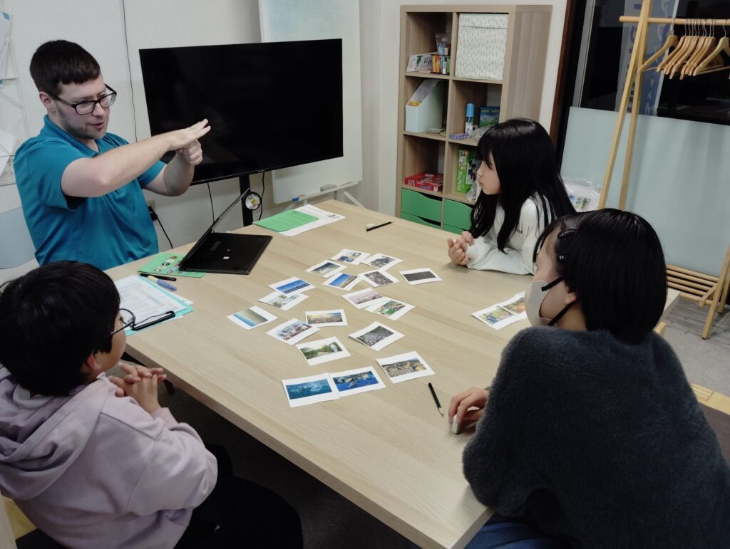 荒井校 IP3クラスの様子 2 「英語を学ぶ」から「英語で学ぶ」レベルを目指す。アメリカ人女性がオーナーの英会話スクール。CLIL、Flipped Classroom(反転レッスン)を東北でいち早く導入