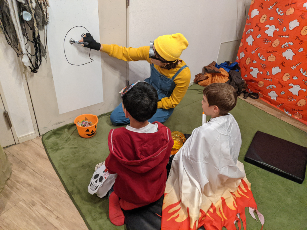 🎃 2025 Trick or Treating イベント👻 4 「英語を学ぶ」から「英語で学ぶ」レベルを目指す。アメリカ人女性がオーナーの英会話スクール。CLIL、Flipped Classroom(反転レッスン)を東北でいち早く導入