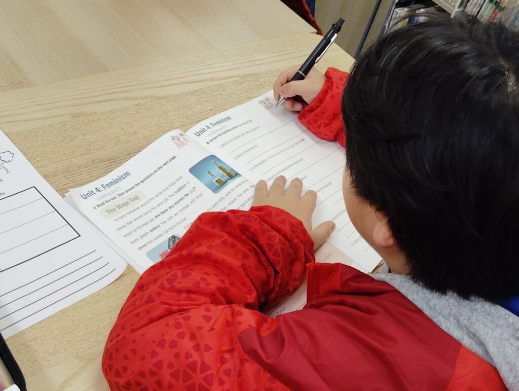 上杉校 IPJH2クラスの様子 2 「英語を学ぶ」から「英語で学ぶ」レベルを目指す。アメリカ人女性がオーナーの英会話スクール。CLIL、Flipped Classroom(反転レッスン)を東北でいち早く導入