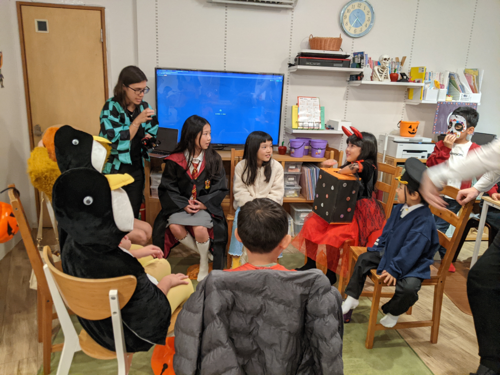 🎃 2025 Trick or Treating イベント👻 6 「英語を学ぶ」から「英語で学ぶ」レベルを目指す。アメリカ人女性がオーナーの英会話スクール。CLIL、Flipped Classroom(反転レッスン)を東北でいち早く導入