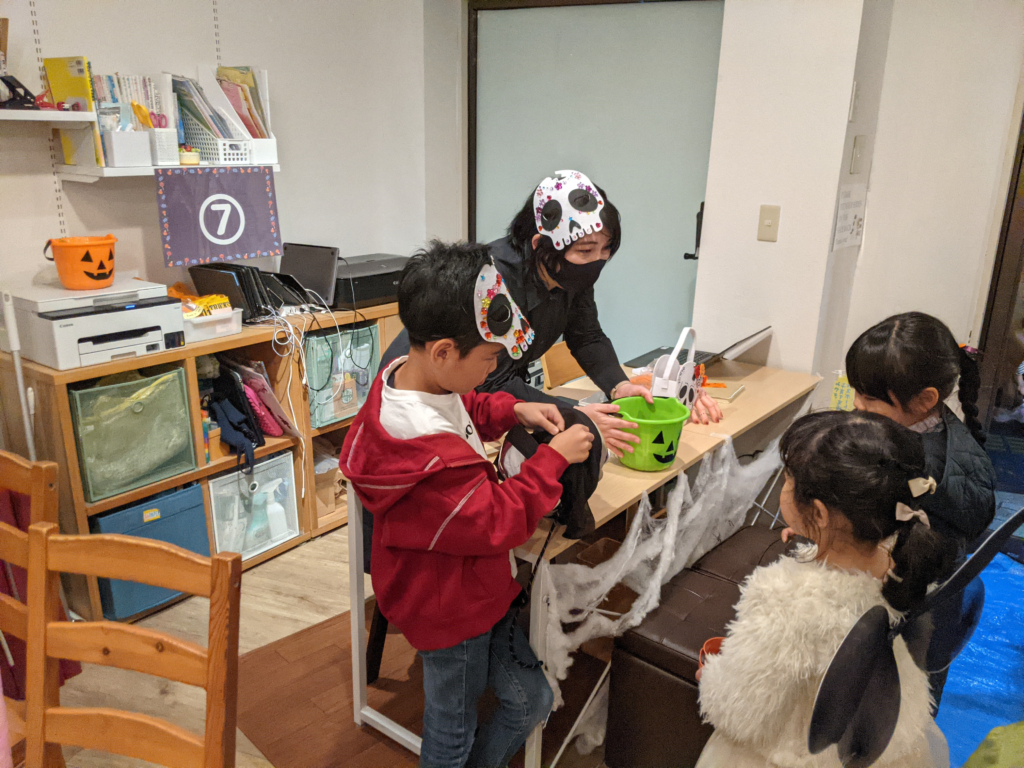 🎃 2025 Trick or Treating イベント👻 7 「英語を学ぶ」から「英語で学ぶ」レベルを目指す。アメリカ人女性がオーナーの英会話スクール。CLIL、Flipped Classroom(反転レッスン)を東北でいち早く導入