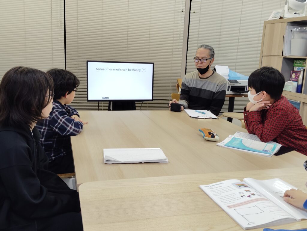 上杉校 International クラスの様子 1 「英語を学ぶ」から「英語で学ぶ」レベルを目指す。アメリカ人女性がオーナーの英会話スクール。CLIL、Flipped Classroom(反転レッスン)を東北でいち早く導入