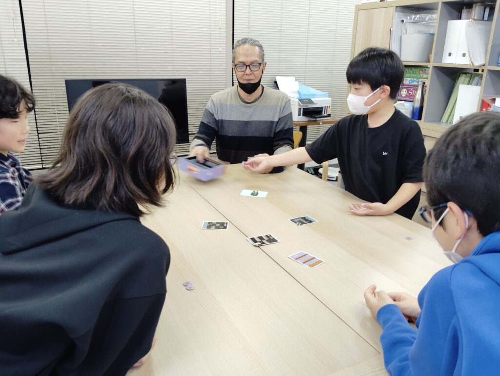 上杉校 International クラスの様子 3 「英語を学ぶ」から「英語で学ぶ」レベルを目指す。アメリカ人女性がオーナーの英会話スクール。CLIL、Flipped Classroom(反転レッスン)を東北でいち早く導入