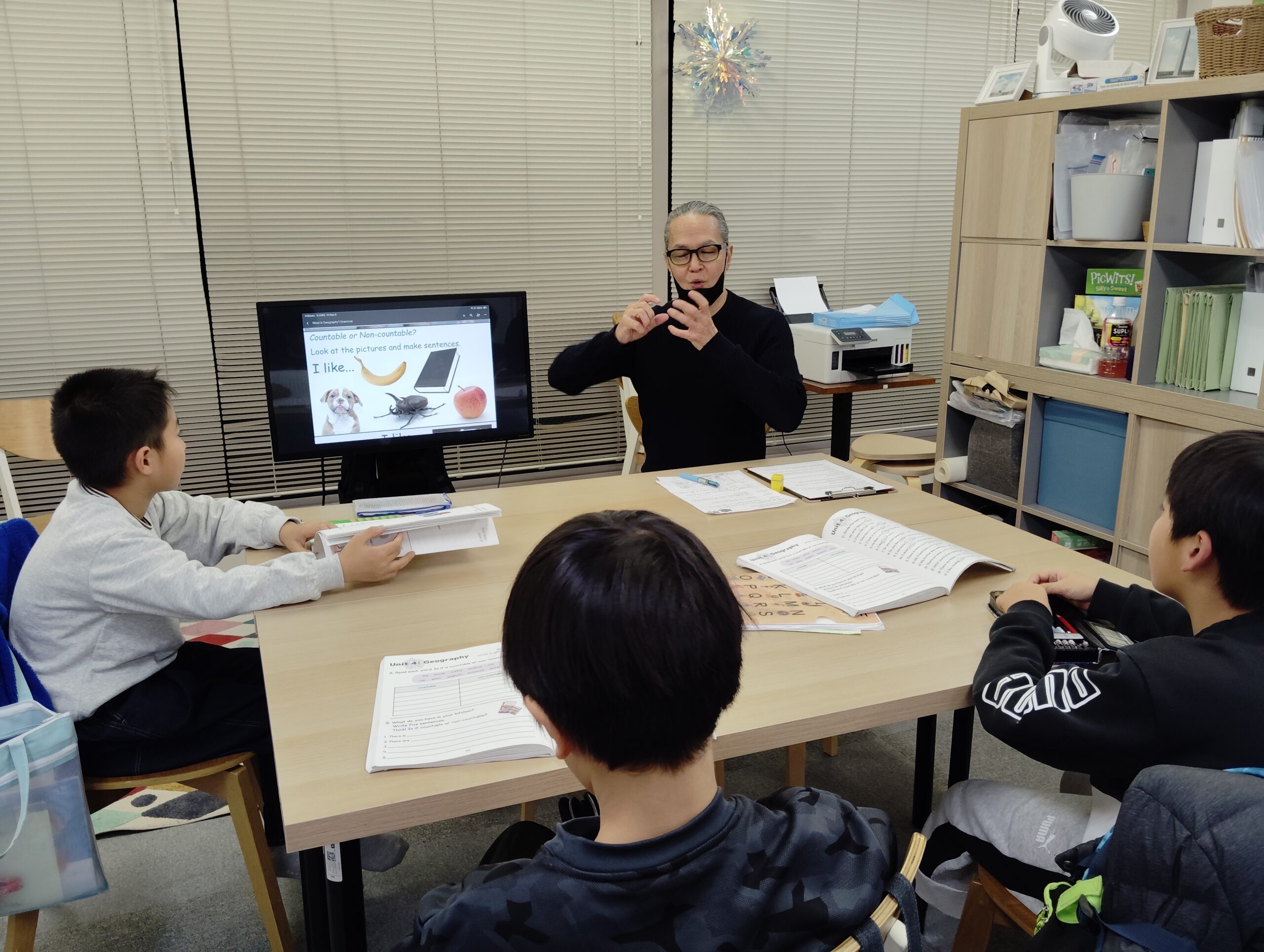 上杉校IP3クラスの様子 2 「英語を学ぶ」から「英語で学ぶ」レベルを目指す。アメリカ人女性がオーナーの英会話スクール。CLIL、Flipped Classroom(反転レッスン)を東北でいち早く導入