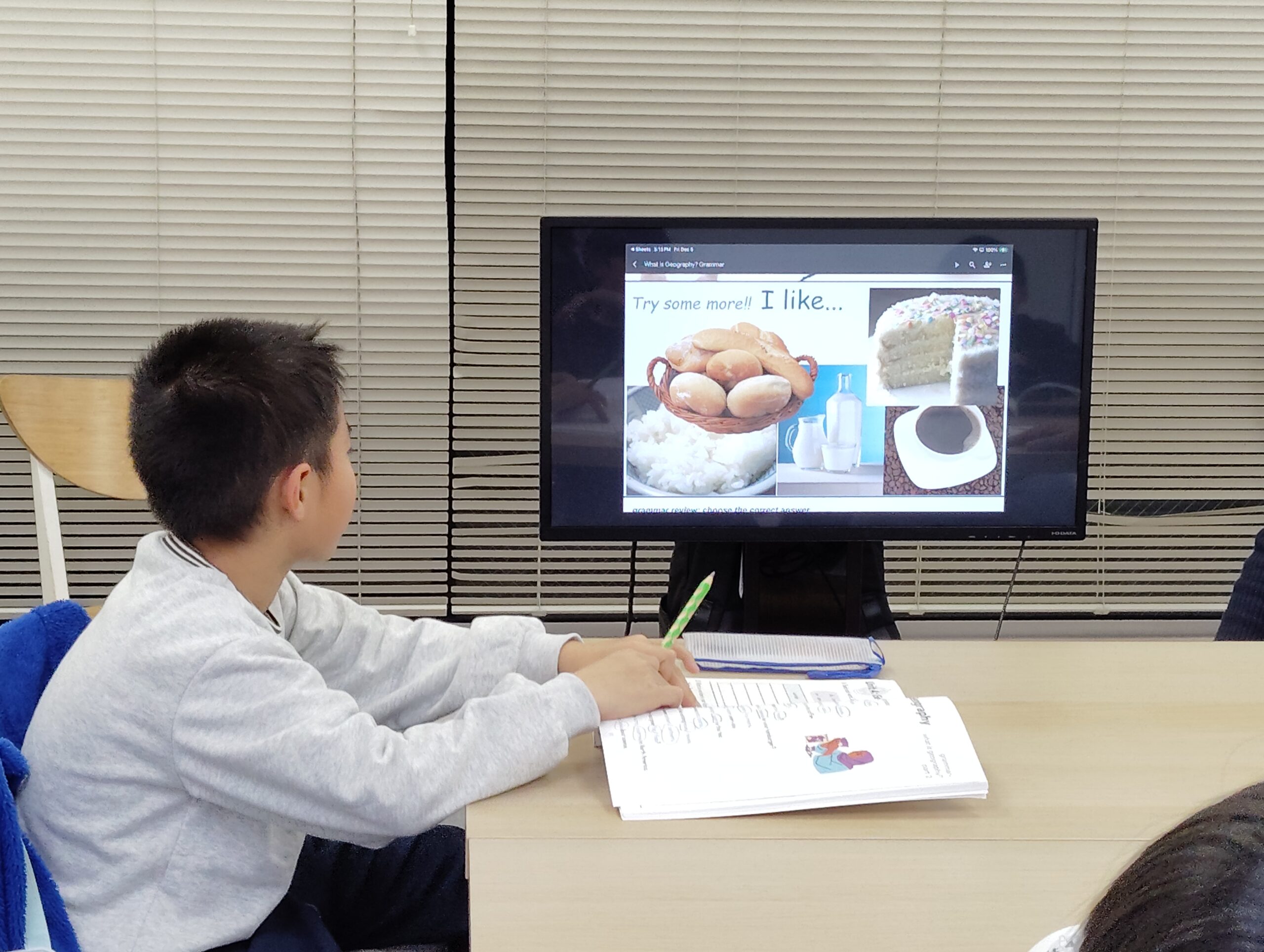 上杉校IP3クラスの様子 3 「英語を学ぶ」から「英語で学ぶ」レベルを目指す。アメリカ人女性がオーナーの英会話スクール。CLIL、Flipped Classroom(反転レッスン)を東北でいち早く導入