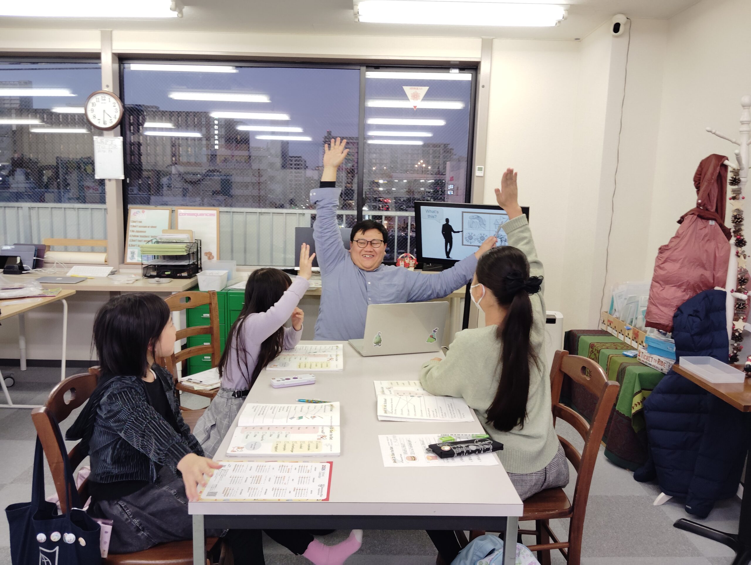 「英語を学ぶ」から「英語で学ぶ」レベルを目指す。アメリカ人女性がオーナーの英会話スクール。CLIL、Flipped Classroom（反転レッスン）を東北でいち早く導入