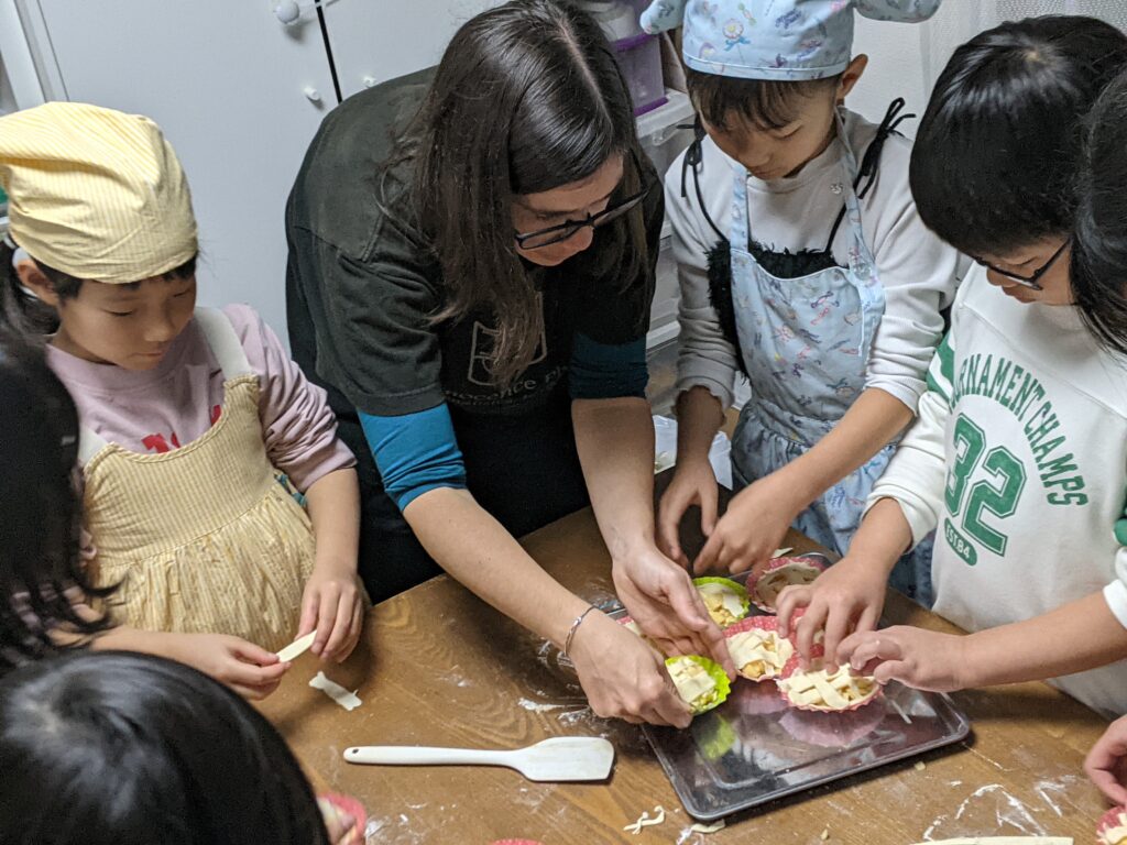 長町校 Night Club : Thanksgiving Mini Pie Party🥧の様子 2 「英語を学ぶ」から「英語で学ぶ」レベルを目指す。アメリカ人女性がオーナーの英会話スクール。CLIL、Flipped Classroom(反転レッスン)を東北でいち早く導入