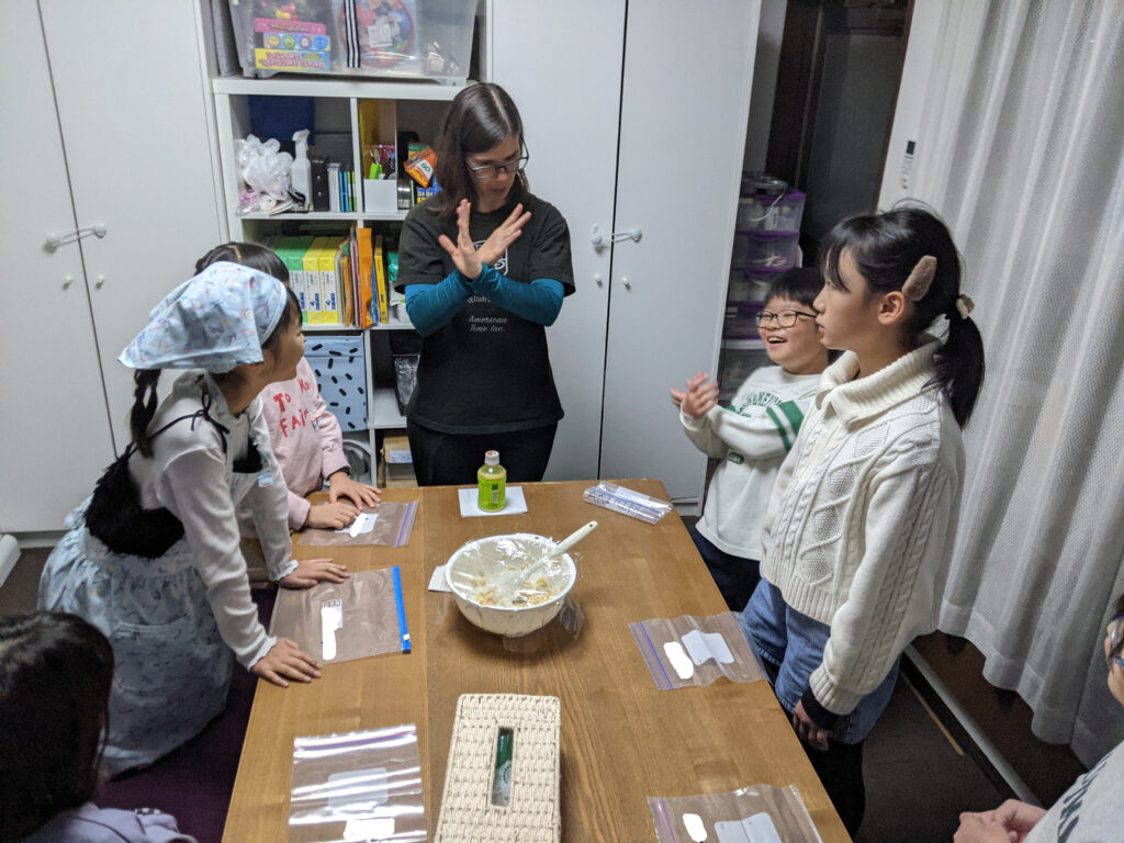 長町校 Night Club : Thanksgiving Mini Pie Party🥧の様子 3 「英語を学ぶ」から「英語で学ぶ」レベルを目指す。アメリカ人女性がオーナーの英会話スクール。CLIL、Flipped Classroom(反転レッスン)を東北でいち早く導入