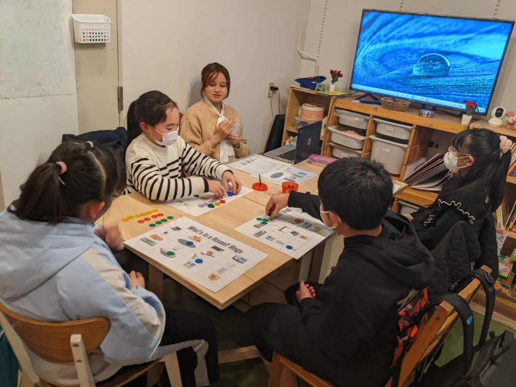 長町校 IP3クラスの様子 3 「英語を学ぶ」から「英語で学ぶ」レベルを目指す。アメリカ人女性がオーナーの英会話スクール。CLIL、Flipped Classroom(反転レッスン)を東北でいち早く導入