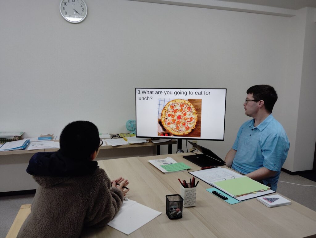 荒井校 IP4クラスの様子 2 「英語を学ぶ」から「英語で学ぶ」レベルを目指す。アメリカ人女性がオーナーの英会話スクール。CLIL、Flipped Classroom(反転レッスン)を東北でいち早く導入