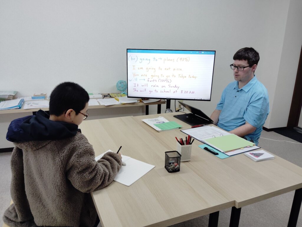 荒井校 IP4クラスの様子 1 「英語を学ぶ」から「英語で学ぶ」レベルを目指す。アメリカ人女性がオーナーの英会話スクール。CLIL、Flipped Classroom(反転レッスン)を東北でいち早く導入