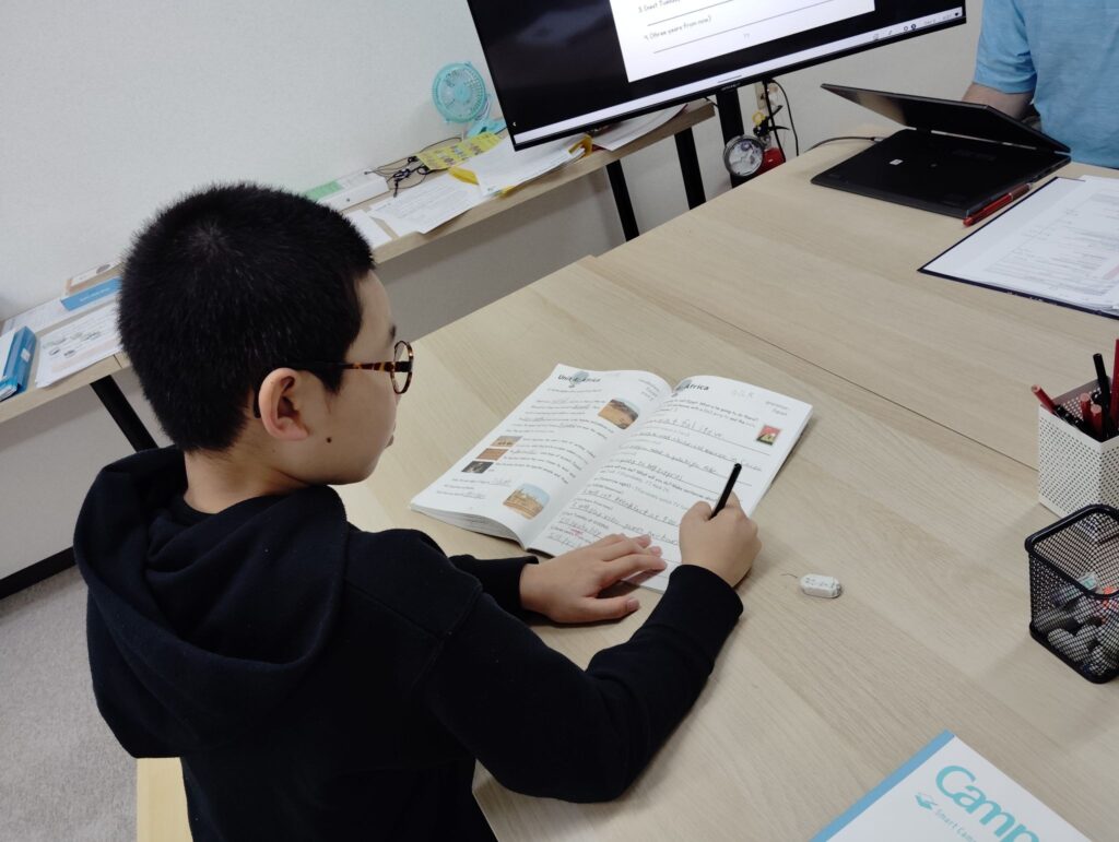 荒井校 IP4クラスの様子 3 「英語を学ぶ」から「英語で学ぶ」レベルを目指す。アメリカ人女性がオーナーの英会話スクール。CLIL、Flipped Classroom(反転レッスン)を東北でいち早く導入