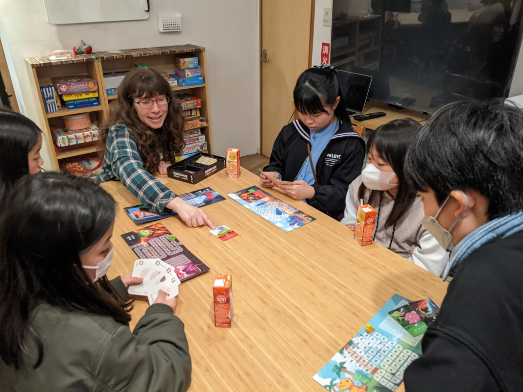 「英語を学ぶ」から「英語で学ぶ」レベルを目指す。アメリカ人女性がオーナーの英会話スクール。CLIL、Flipped Classroom（反転レッスン）を東北でいち早く導入