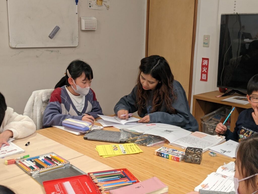 「英語を学ぶ」から「英語で学ぶ」レベルを目指す。アメリカ人女性がオーナーの英会話スクール。CLIL、Flipped Classroom（反転レッスン）を東北でいち早く導入