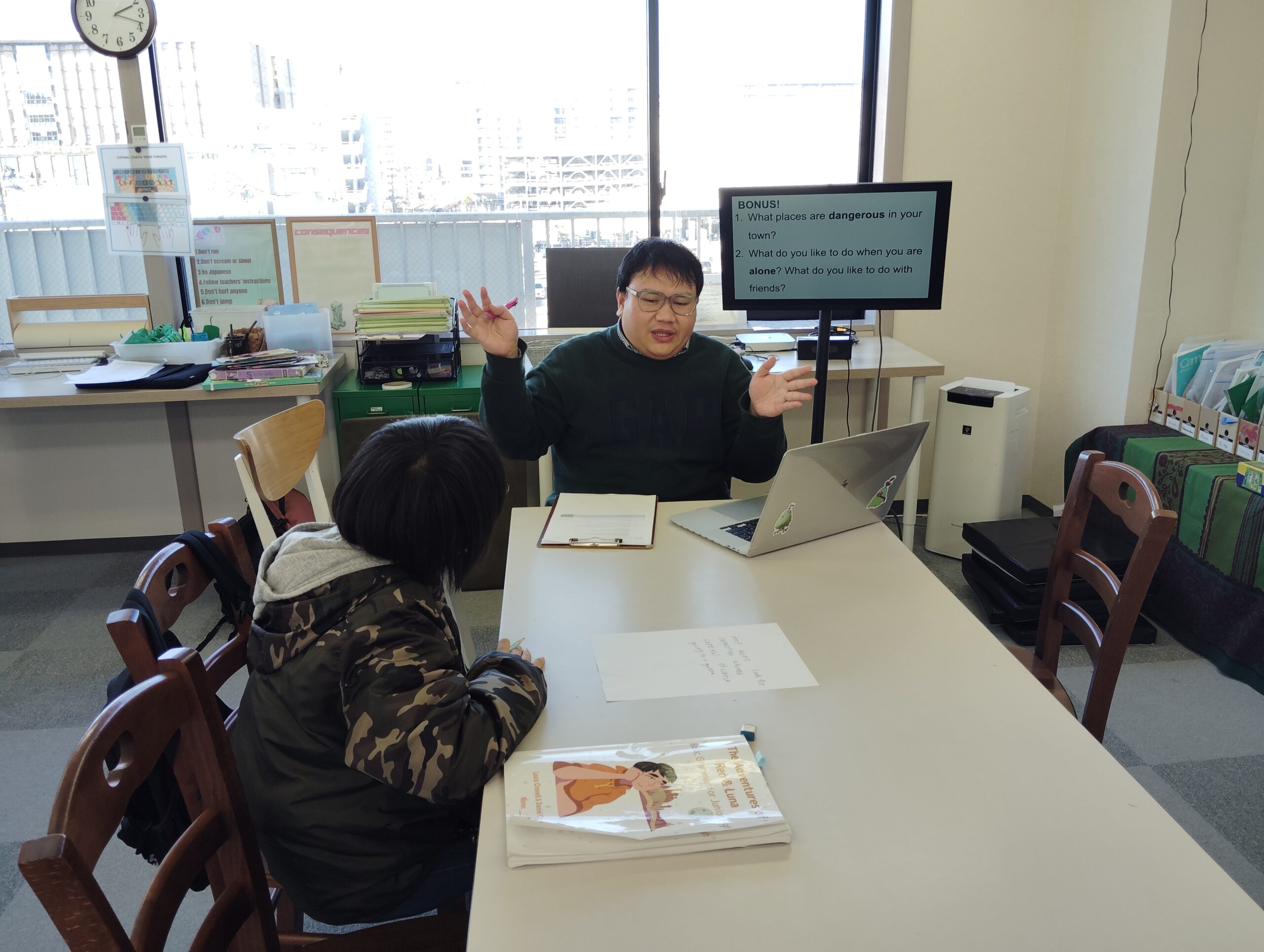 上杉校IPJH1クラスの様子 2 「英語を学ぶ」から「英語で学ぶ」レベルを目指す。アメリカ人女性がオーナーの英会話スクール。CLIL、Flipped Classroom(反転レッスン)を東北でいち早く導入