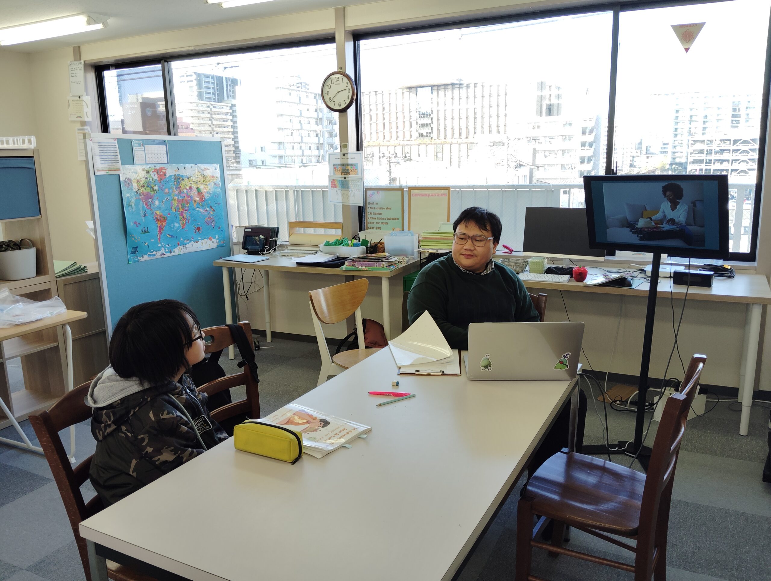 上杉校IPJH1クラスの様子 3 「英語を学ぶ」から「英語で学ぶ」レベルを目指す。アメリカ人女性がオーナーの英会話スクール。CLIL、Flipped Classroom(反転レッスン)を東北でいち早く導入