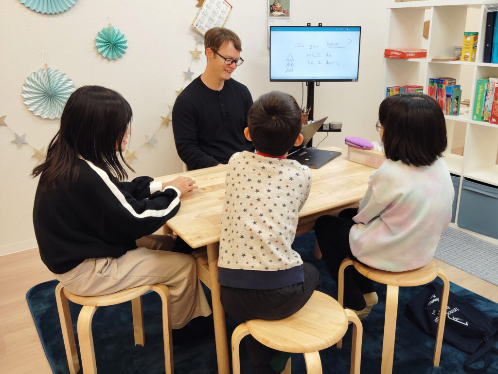 「英語を学ぶ」から「英語で学ぶ」レベルを目指す。アメリカ人女性がオーナーの英会話スクール。CLIL、Flipped Classroom（反転レッスン）を東北でいち早く導入