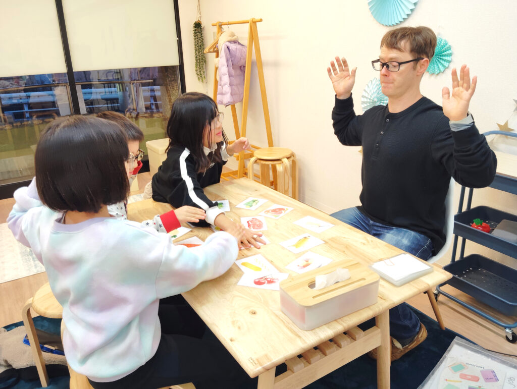 「英語を学ぶ」から「英語で学ぶ」レベルを目指す。アメリカ人女性がオーナーの英会話スクール。CLIL、Flipped Classroom（反転レッスン）を東北でいち早く導入