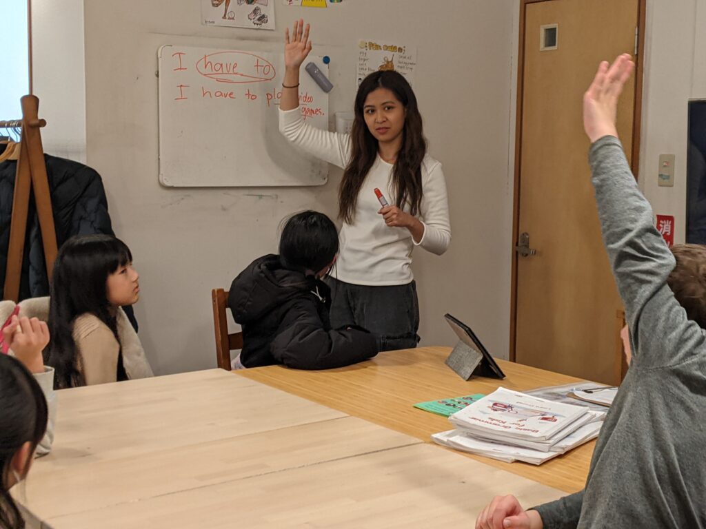 「英語を学ぶ」から「英語で学ぶ」レベルを目指す。アメリカ人女性がオーナーの英会話スクール。CLIL、Flipped Classroom（反転レッスン）を東北でいち早く導入