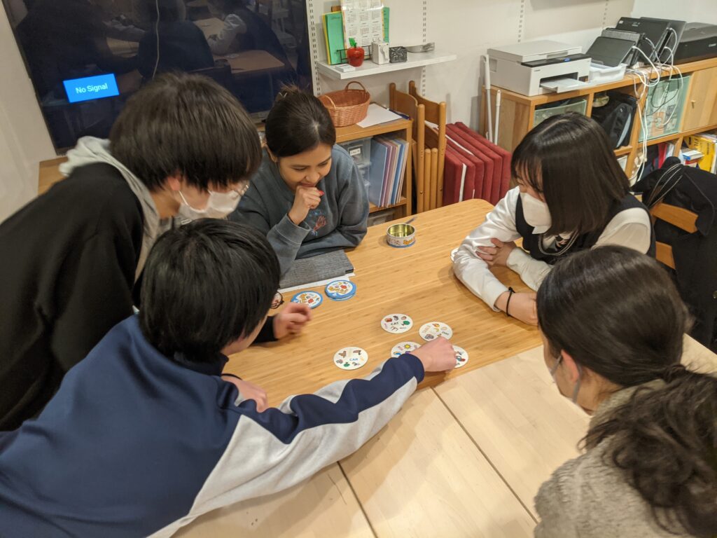 「英語を学ぶ」から「英語で学ぶ」レベルを目指す。アメリカ人女性がオーナーの英会話スクール。CLIL、Flipped Classroom（反転レッスン）を東北でいち早く導入