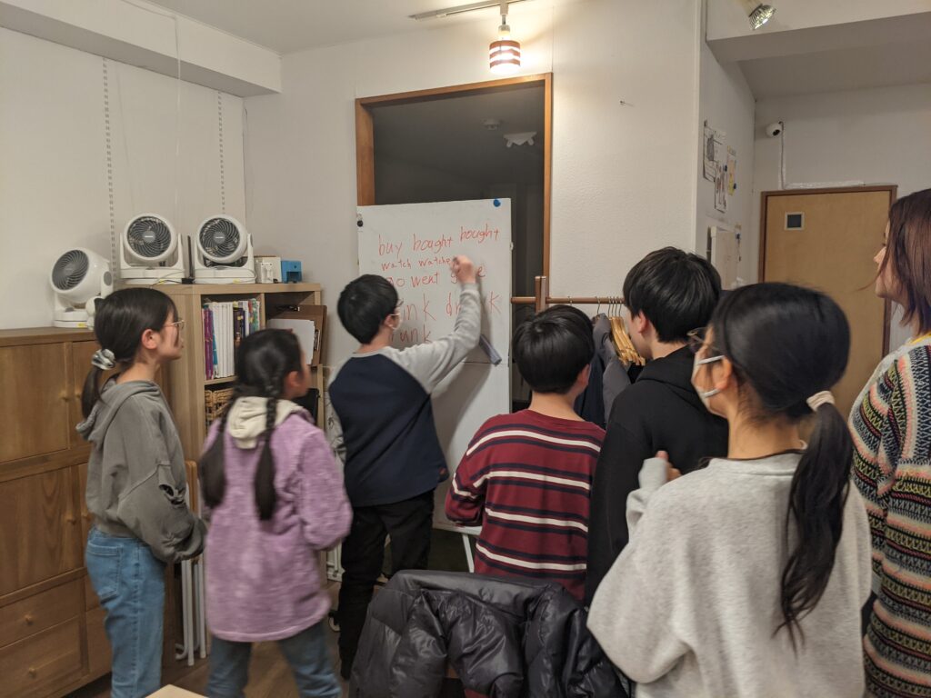 長町校 IP4クラスの様子 3 「英語を学ぶ」から「英語で学ぶ」レベルを目指す。アメリカ人女性がオーナーの英会話スクール。CLIL、Flipped Classroom(反転レッスン)を東北でいち早く導入