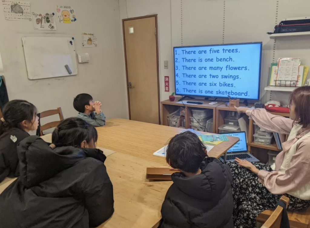 「英語を学ぶ」から「英語で学ぶ」レベルを目指す。アメリカ人女性がオーナーの英会話スクール。CLIL、Flipped Classroom（反転レッスン）を東北でいち早く導入