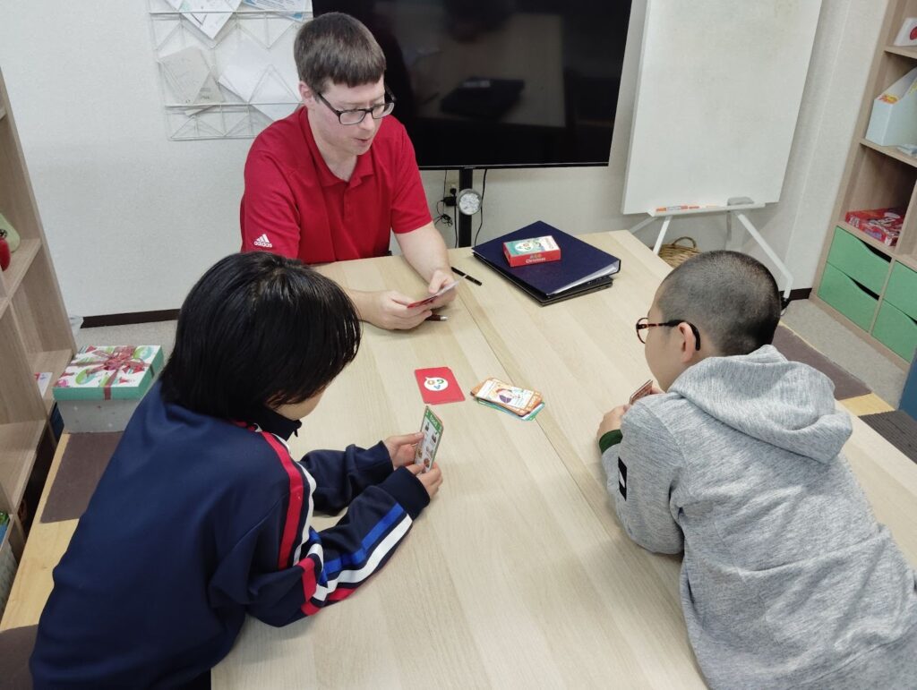 「英語を学ぶ」から「英語で学ぶ」レベルを目指す。アメリカ人女性がオーナーの英会話スクール。CLIL、Flipped Classroom（反転レッスン）を東北でいち早く導入