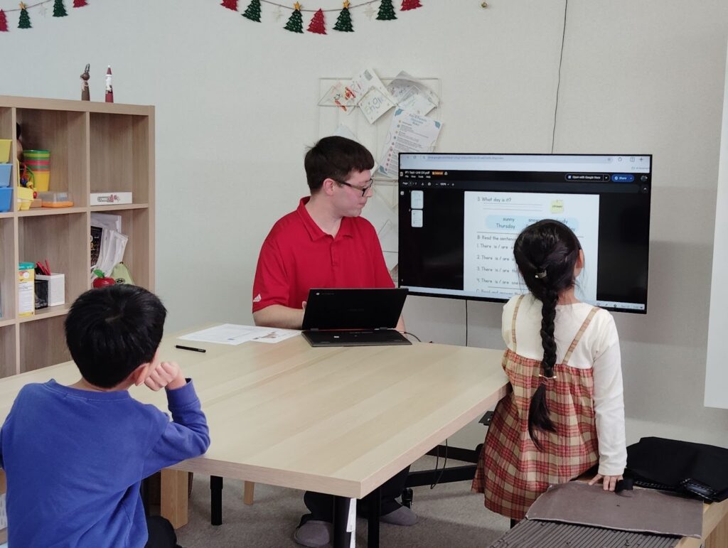 荒井校 IP1クラスの様子 1 「英語を学ぶ」から「英語で学ぶ」レベルを目指す。アメリカ人女性がオーナーの英会話スクール。CLIL、Flipped Classroom(反転レッスン)を東北でいち早く導入