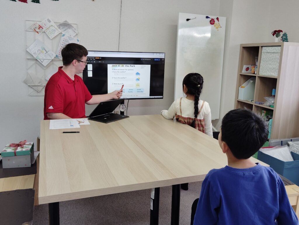 荒井校 IP1クラスの様子 2 「英語を学ぶ」から「英語で学ぶ」レベルを目指す。アメリカ人女性がオーナーの英会話スクール。CLIL、Flipped Classroom(反転レッスン)を東北でいち早く導入