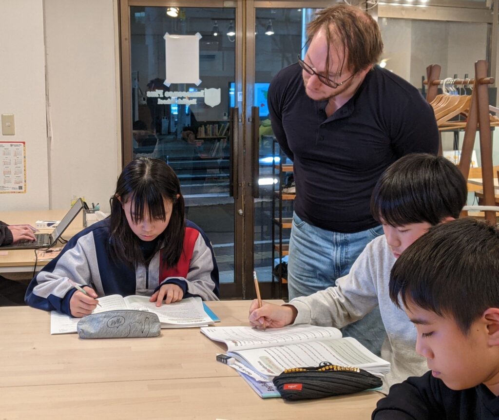 「英語を学ぶ」から「英語で学ぶ」レベルを目指す。アメリカ人女性がオーナーの英会話スクール。CLIL、Flipped Classroom（反転レッスン）を東北でいち早く導入