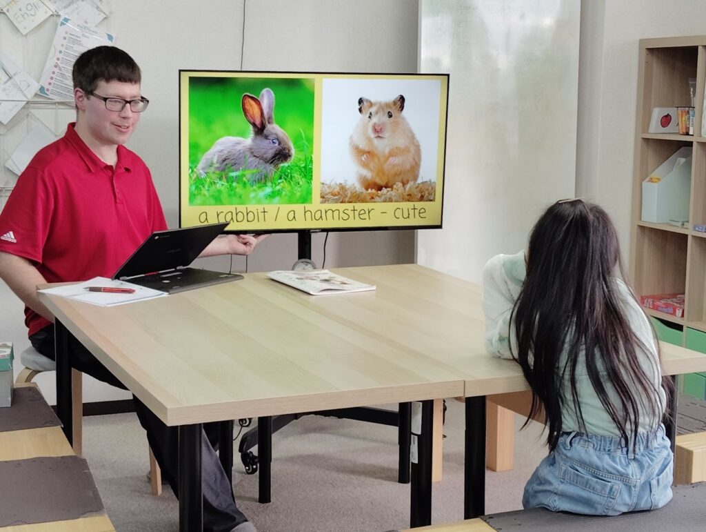 「英語を学ぶ」から「英語で学ぶ」レベルを目指す。アメリカ人女性がオーナーの英会話スクール。CLIL、Flipped Classroom（反転レッスン）を東北でいち早く導入