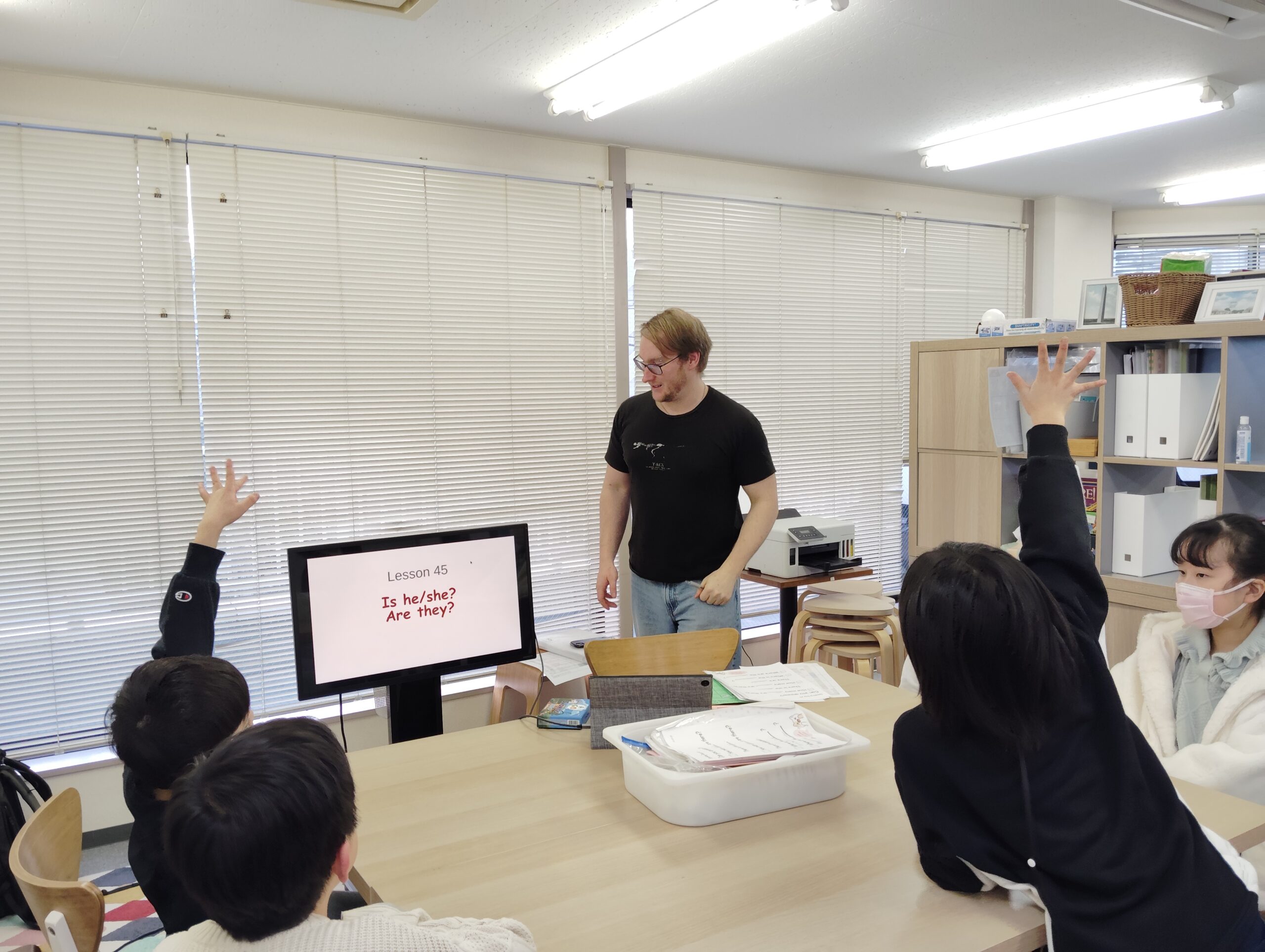 上杉校IP1クラスの様子 1 「英語を学ぶ」から「英語で学ぶ」レベルを目指す。アメリカ人女性がオーナーの英会話スクール。CLIL、Flipped Classroom(反転レッスン)を東北でいち早く導入