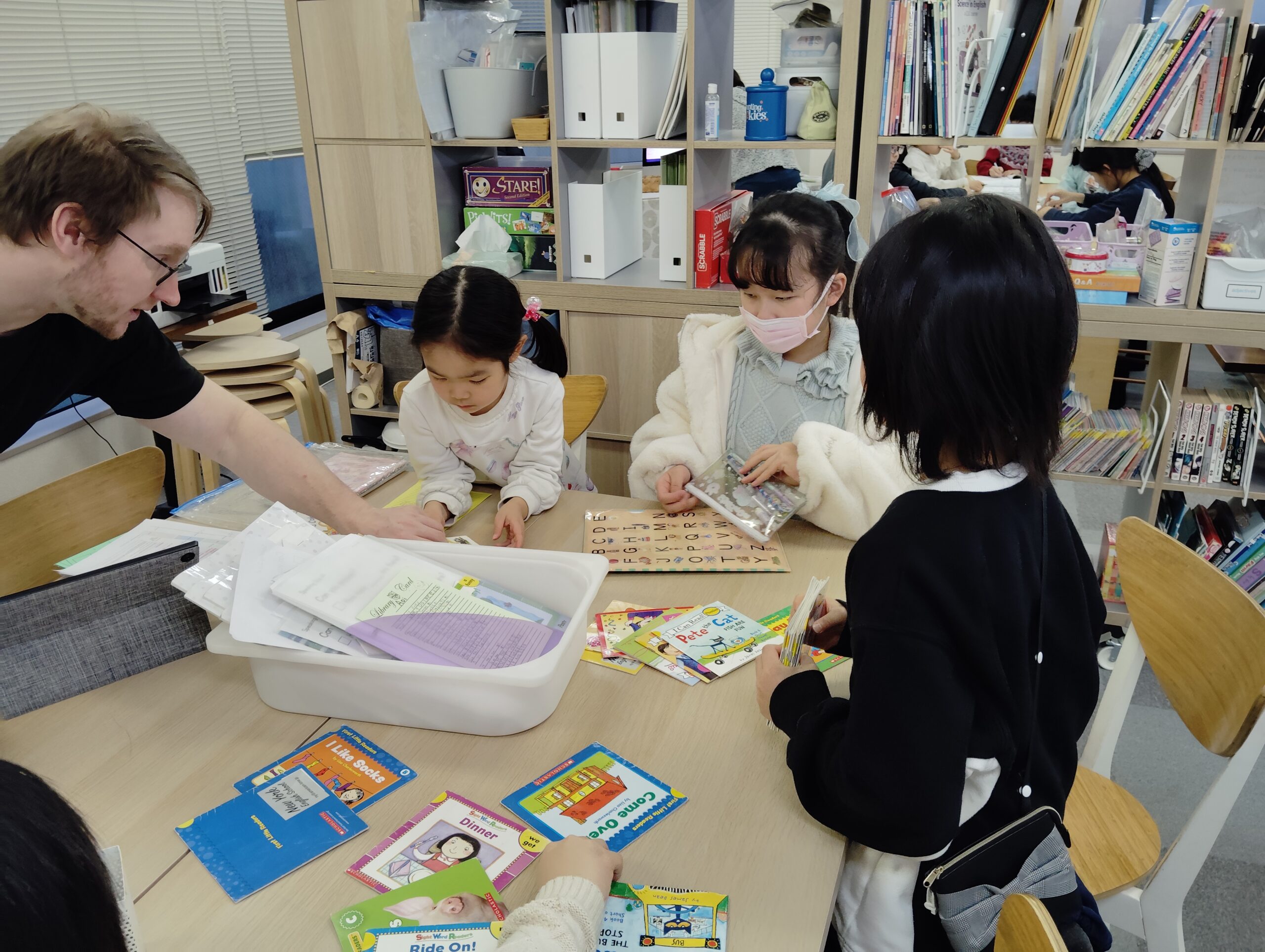 上杉校IP1クラスの様子 4 「英語を学ぶ」から「英語で学ぶ」レベルを目指す。アメリカ人女性がオーナーの英会話スクール。CLIL、Flipped Classroom(反転レッスン)を東北でいち早く導入