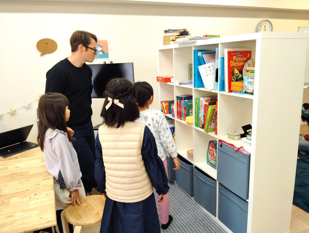 「英語を学ぶ」から「英語で学ぶ」レベルを目指す。アメリカ人女性がオーナーの英会話スクール。CLIL、Flipped Classroom（反転レッスン）を東北でいち早く導入