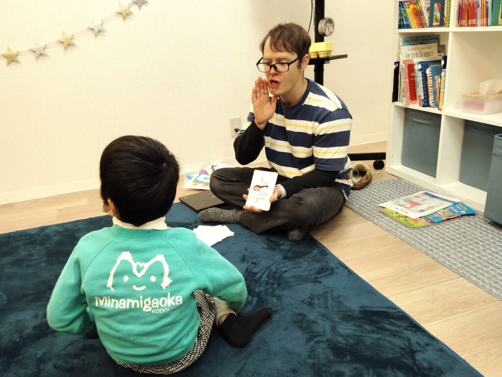 吹田市関大前校 KP2クラスの様子 1 「英語を学ぶ」から「英語で学ぶ」レベルを目指す。アメリカ人女性がオーナーの英会話スクール。CLIL、Flipped Classroom(反転レッスン)を東北でいち早く導入