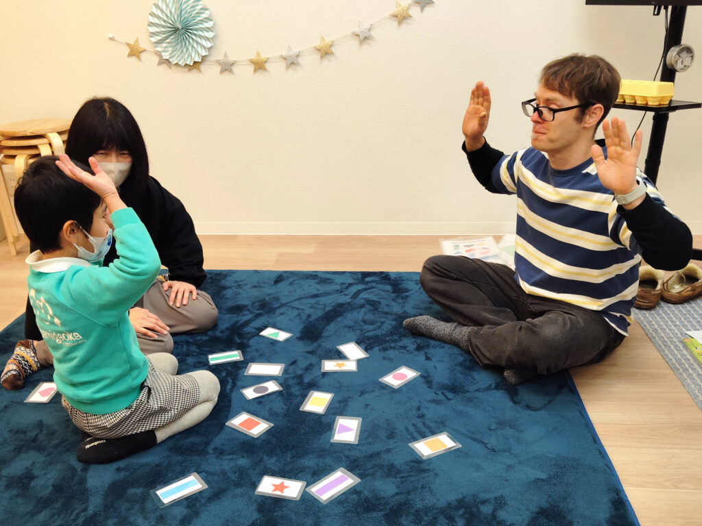 吹田市関大前校 KP2クラスの様子 2 「英語を学ぶ」から「英語で学ぶ」レベルを目指す。アメリカ人女性がオーナーの英会話スクール。CLIL、Flipped Classroom(反転レッスン)を東北でいち早く導入