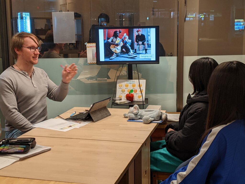 「英語を学ぶ」から「英語で学ぶ」レベルを目指す。アメリカ人女性がオーナーの英会話スクール。CLIL、Flipped Classroom（反転レッスン）を東北でいち早く導入