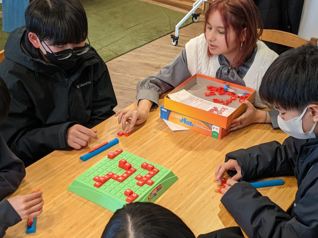 「英語を学ぶ」から「英語で学ぶ」レベルを目指す。アメリカ人女性がオーナーの英会話スクール。CLIL、Flipped Classroom（反転レッスン）を東北でいち早く導入