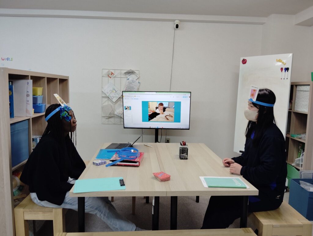 荒井校 IPJH2クラスの様子 3 「英語を学ぶ」から「英語で学ぶ」レベルを目指す。アメリカ人女性がオーナーの英会話スクール。CLIL、Flipped Classroom(反転レッスン)を東北でいち早く導入