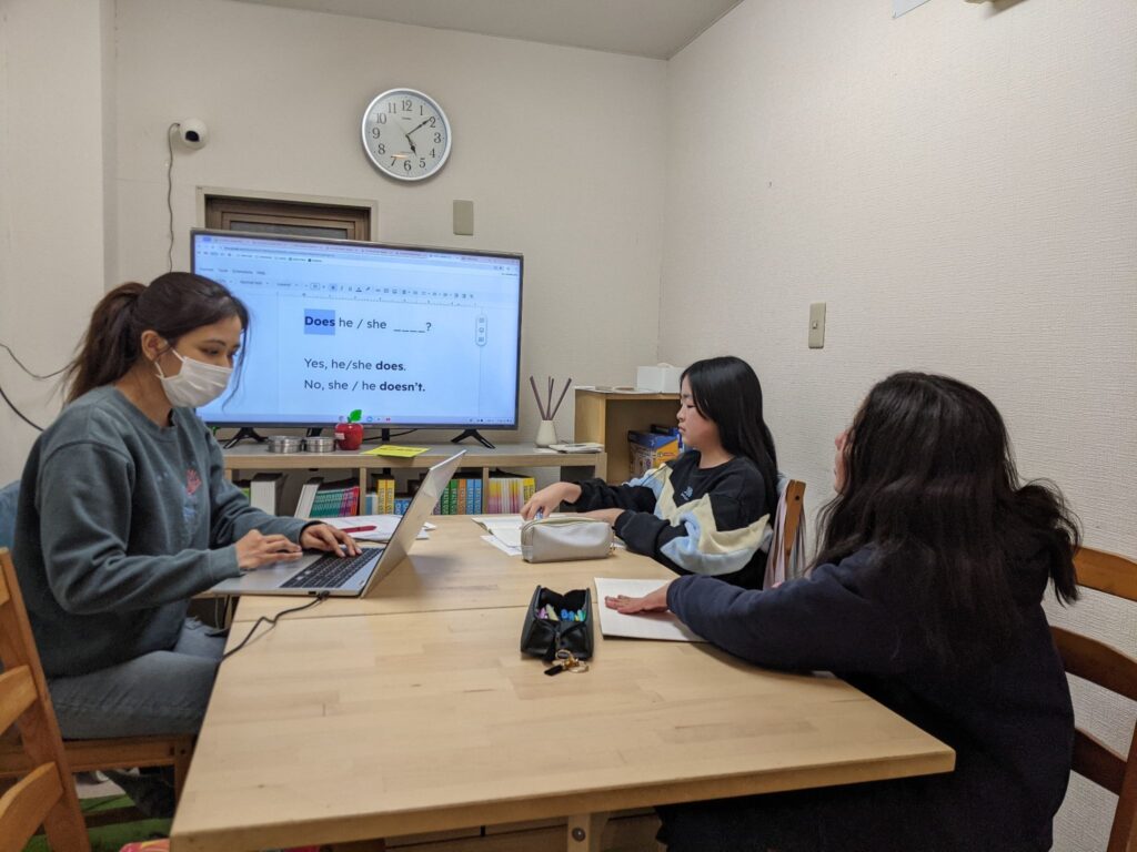 「英語を学ぶ」から「英語で学ぶ」レベルを目指す。アメリカ人女性がオーナーの英会話スクール。CLIL、Flipped Classroom（反転レッスン）を東北でいち早く導入