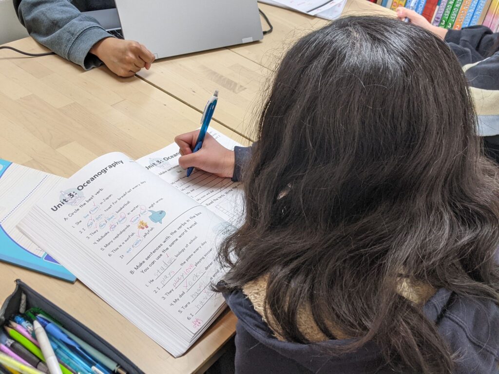 「英語を学ぶ」から「英語で学ぶ」レベルを目指す。アメリカ人女性がオーナーの英会話スクール。CLIL、Flipped Classroom（反転レッスン）を東北でいち早く導入