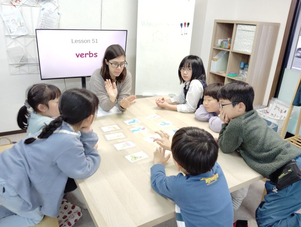 荒井校 IP1クラスの様子 1 「英語を学ぶ」から「英語で学ぶ」レベルを目指す。アメリカ人女性がオーナーの英会話スクール。CLIL、Flipped Classroom(反転レッスン)を東北でいち早く導入