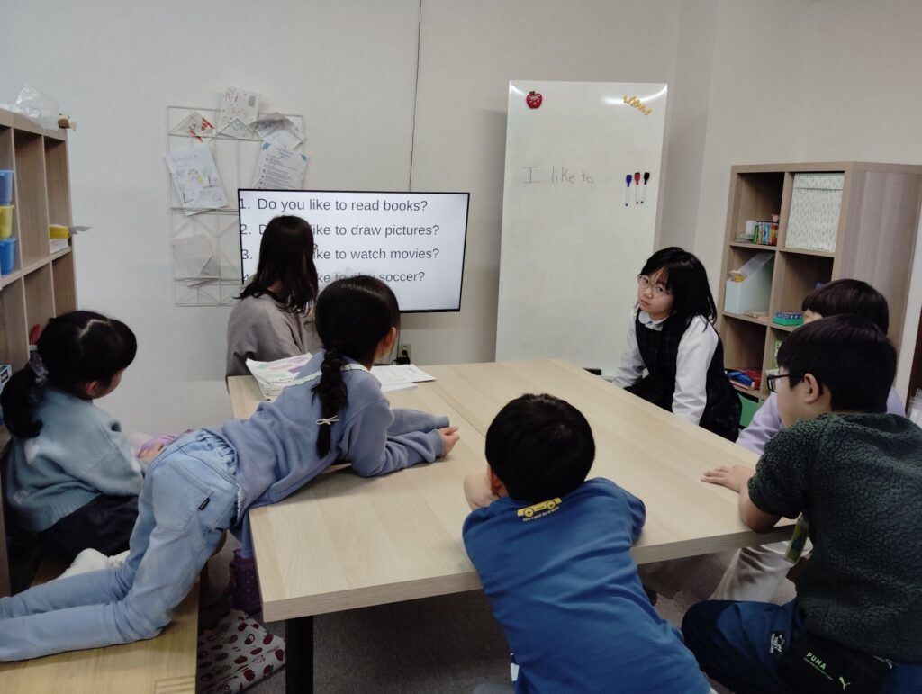 荒井校 IP1クラスの様子 2 「英語を学ぶ」から「英語で学ぶ」レベルを目指す。アメリカ人女性がオーナーの英会話スクール。CLIL、Flipped Classroom(反転レッスン)を東北でいち早く導入