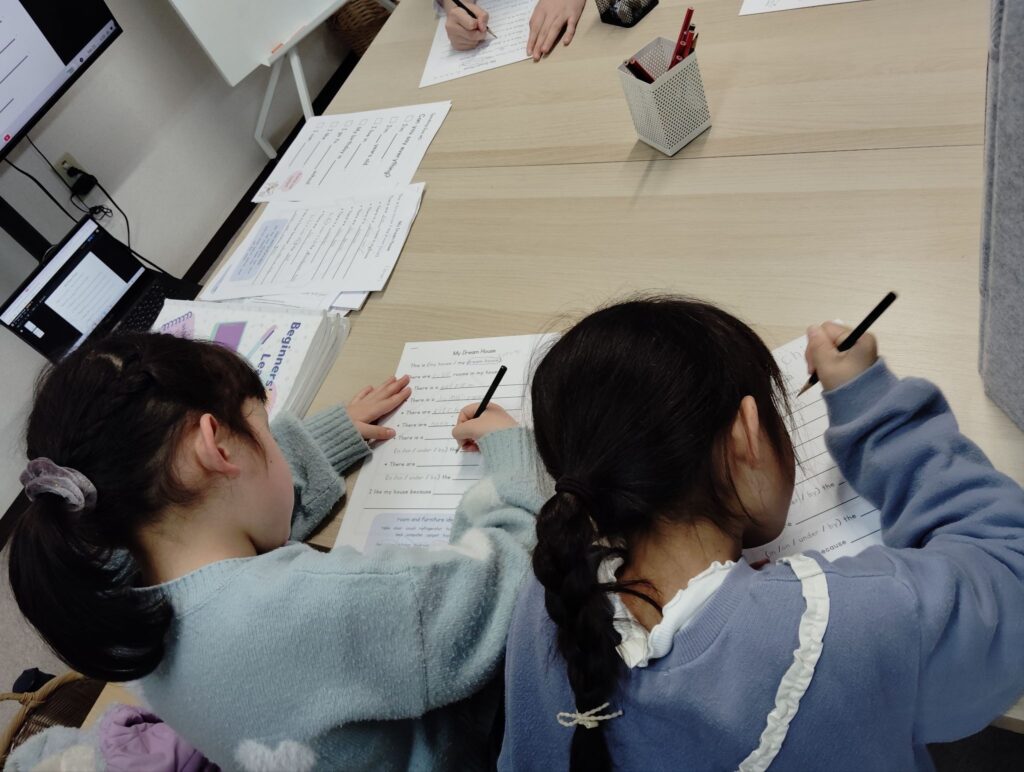 荒井校 IP1クラスの様子 3 「英語を学ぶ」から「英語で学ぶ」レベルを目指す。アメリカ人女性がオーナーの英会話スクール。CLIL、Flipped Classroom(反転レッスン)を東北でいち早く導入