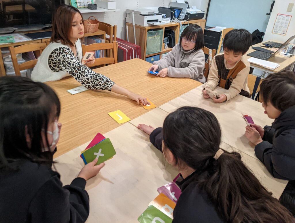 「英語を学ぶ」から「英語で学ぶ」レベルを目指す。アメリカ人女性がオーナーの英会話スクール。CLIL、Flipped Classroom（反転レッスン）を東北でいち早く導入