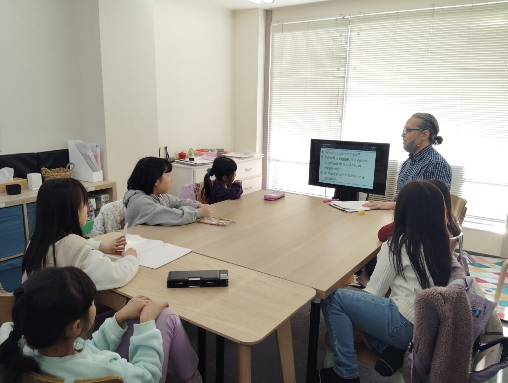 上杉校IP3 Primeクラスの様子 3 「英語を学ぶ」から「英語で学ぶ」レベルを目指す。アメリカ人女性がオーナーの英会話スクール。CLIL、Flipped Classroom(反転レッスン)を東北でいち早く導入