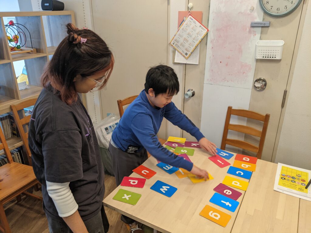 「英語を学ぶ」から「英語で学ぶ」レベルを目指す。アメリカ人女性がオーナーの英会話スクール。CLIL、Flipped Classroom（反転レッスン）を東北でいち早く導入