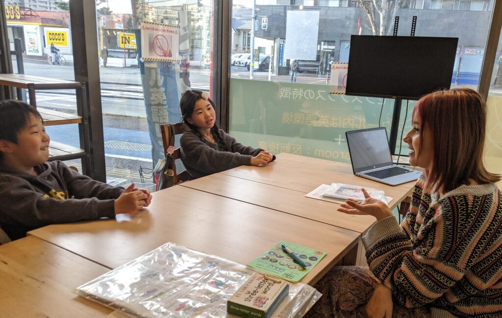 長町校 IP1クラスの様子 1 「英語を学ぶ」から「英語で学ぶ」レベルを目指す。アメリカ人女性がオーナーの英会話スクール。CLIL、Flipped Classroom(反転レッスン)を東北でいち早く導入