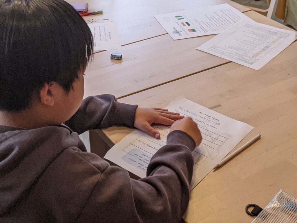 長町校 IP1クラスの様子 2 「英語を学ぶ」から「英語で学ぶ」レベルを目指す。アメリカ人女性がオーナーの英会話スクール。CLIL、Flipped Classroom(反転レッスン)を東北でいち早く導入